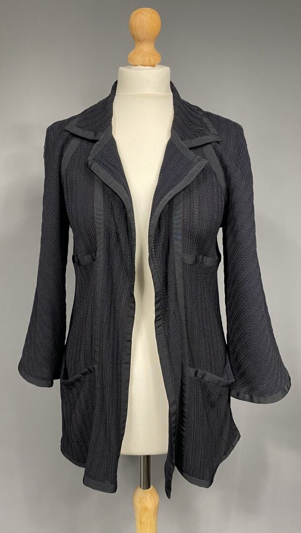 Karl LAGERFELD - Veste droite en viscose à motif ajouré noir souligné d'une bor…