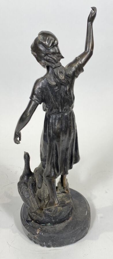 La gardeuse d'oies - Sculpture en métal patiné sur un socle accidenté - Hauteur…