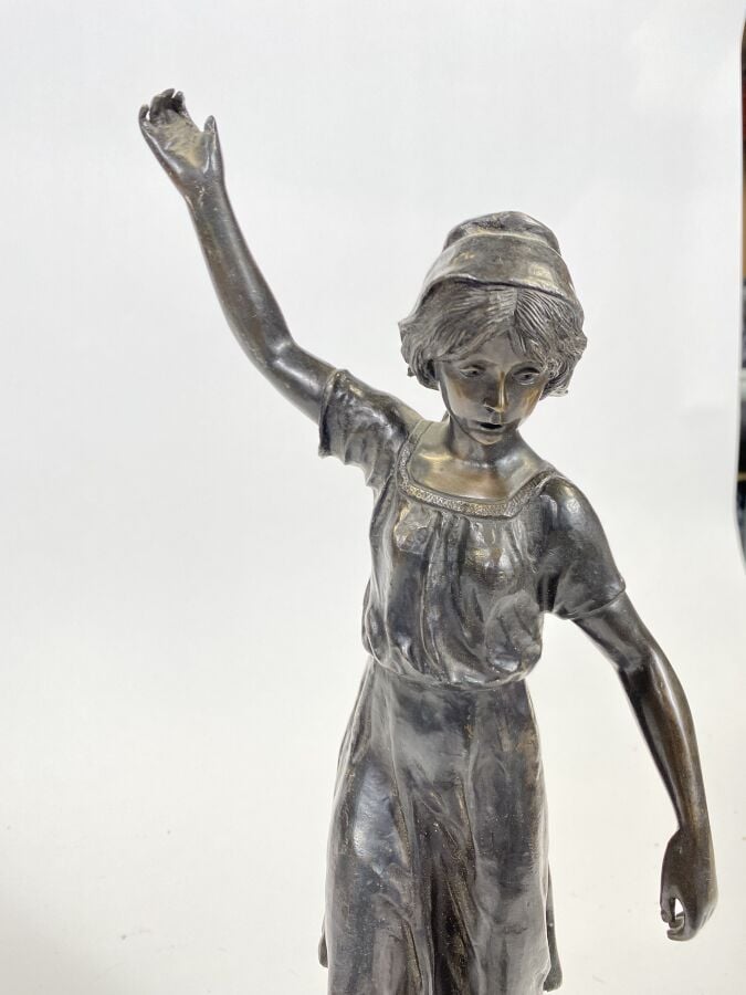 La gardeuse d'oies - Sculpture en métal patiné sur un socle accidenté - Hauteur…