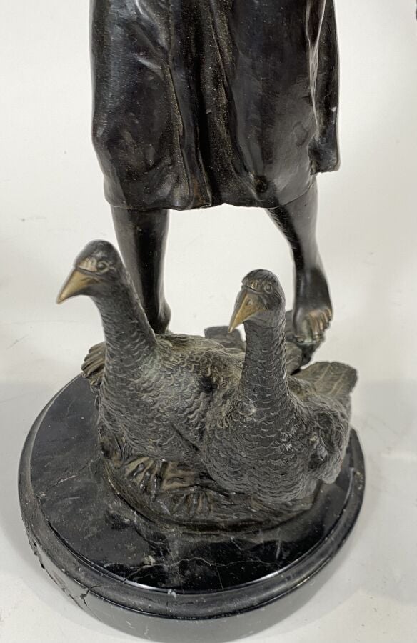 La gardeuse d'oies - Sculpture en métal patiné sur un socle accidenté - Hauteur…