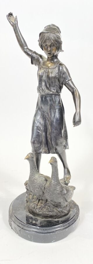 La gardeuse d'oies - Sculpture en métal patiné sur un socle accidenté - Hauteur…