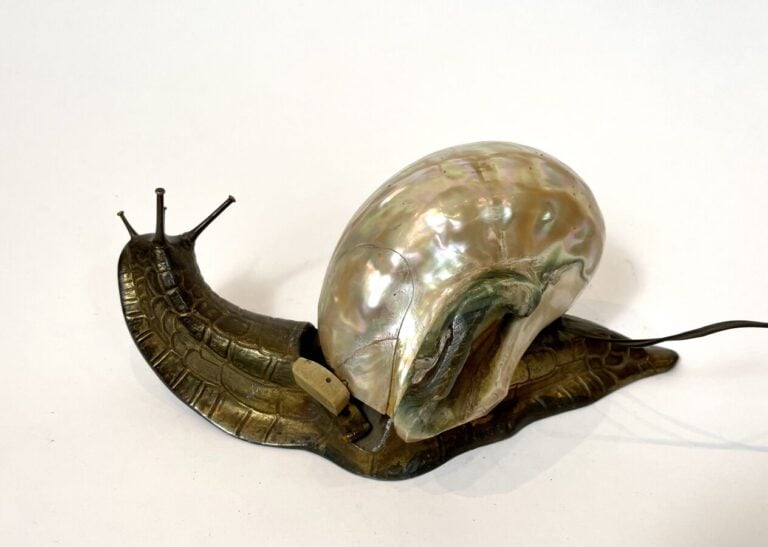 Lampe « escargot » en métal partiellement doré et coquillage( accidents) - 15 x…