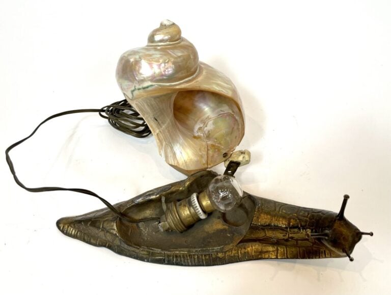Lampe « escargot » en métal partiellement doré et coquillage( accidents) - 15 x…