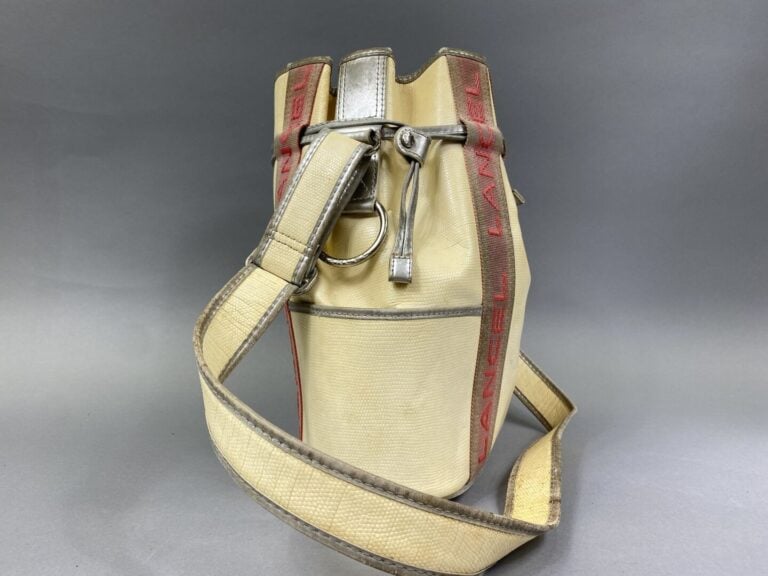 LANCEL - Sac seau en cuir crème et argenté, bande en tissu rose siglees Lancel,…