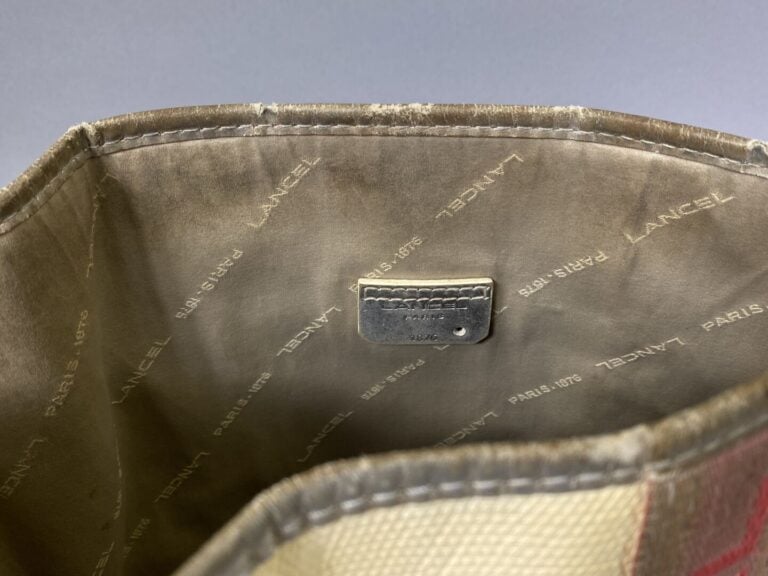 LANCEL - Sac seau en cuir crème et argenté, bande en tissu rose siglees Lancel,…