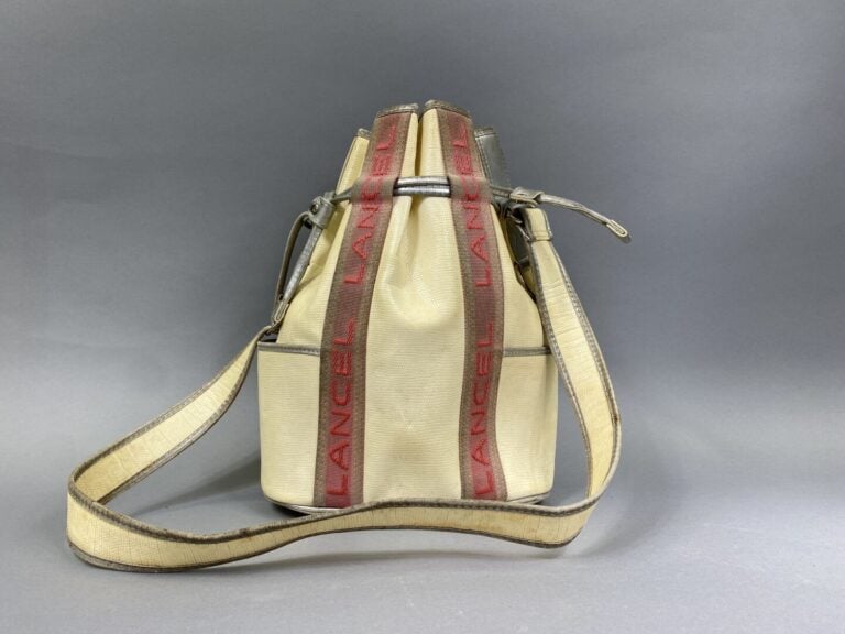 LANCEL - Sac seau en cuir crème et argenté, bande en tissu rose siglees Lancel,…
