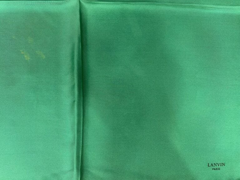 LANVIN Paris - Lot de trois pochettes homme, l'une en soie verte, les autres en…