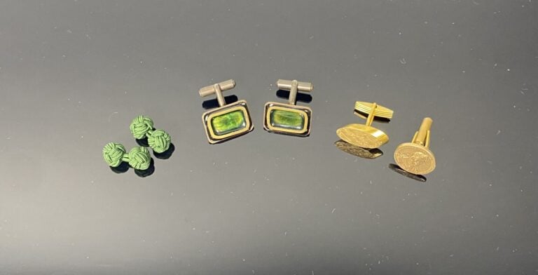 LANVIN Paris - Lot de trois pochettes homme, l'une en soie verte, les autres en…
