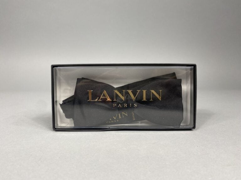 LANVIN Paris - Lot de trois pochettes homme, l'une en soie verte, les autres en…