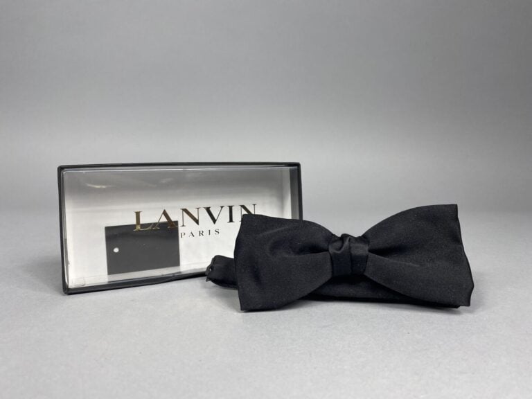 LANVIN Paris - Lot de trois pochettes homme, l'une en soie verte, les autres en…