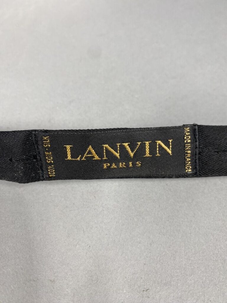 LANVIN Paris - Lot de trois pochettes homme, l'une en soie verte, les autres en…