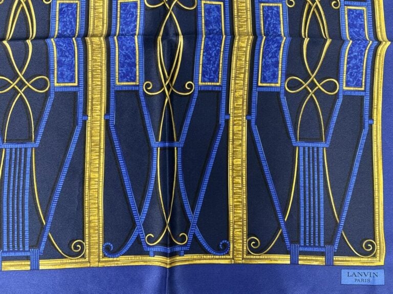 LANVIN Paris - Lot de trois pochettes homme, l'une en soie verte, les autres en…
