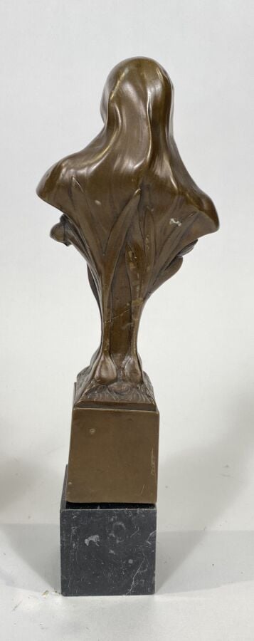 Lot de 3 sculptures : lévrier en métal patiné noir, « Ethne », buste de femme (…