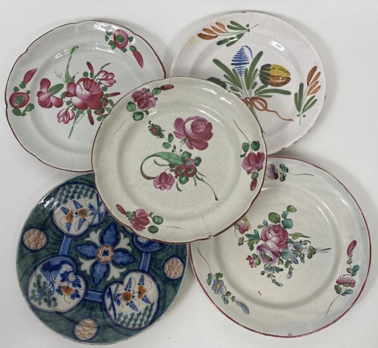 Lot de 5 assiettes en faïence ou porcelaine (accidents)
