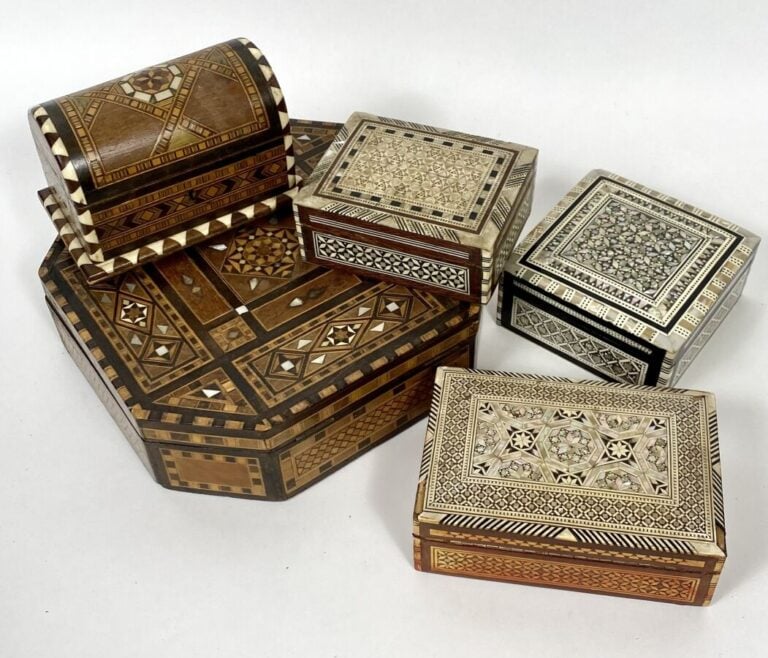 Lot de 5 boîtes de style oriental à incrustations d'os, nacre de formes diverse…