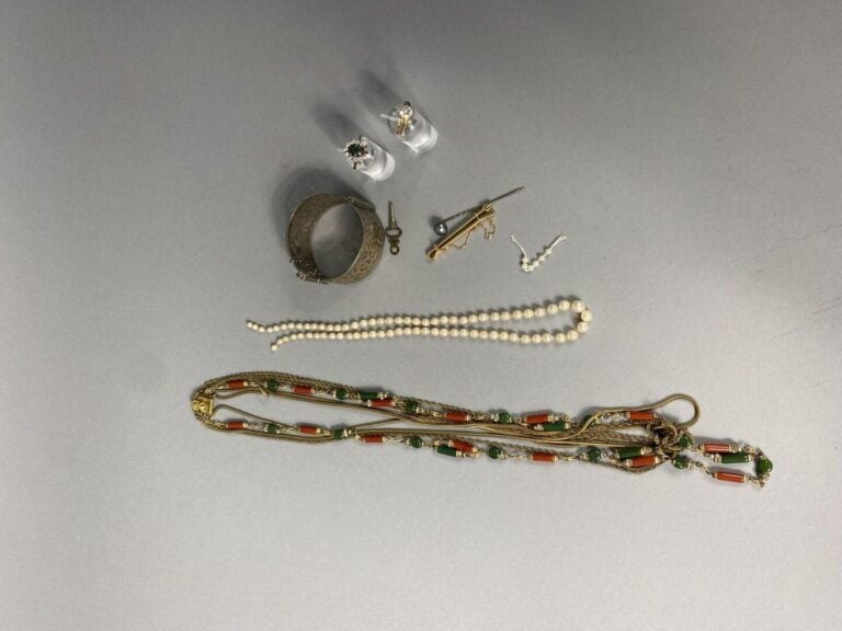 Lot de bijoux fantaisie divers