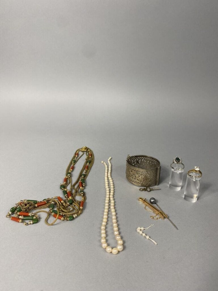 Lot de bijoux fantaisie divers