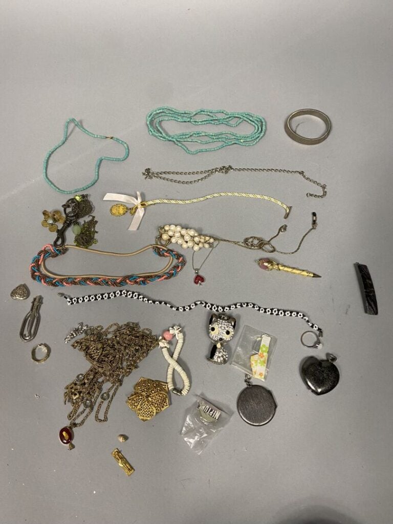 Lot de bijoux fantaisie divers comprenant des colliers, sautoirs, bracelets, br…