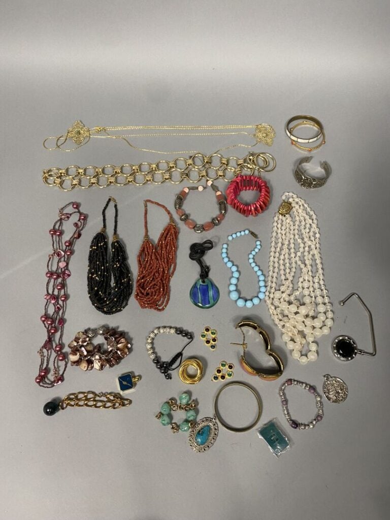 Lot de bijoux fantaisie divers comprenant des colliers, sautoirs, bracelets, br…