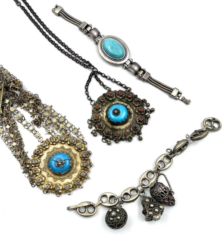 Lot de bijoux orientaux en argent bas titre