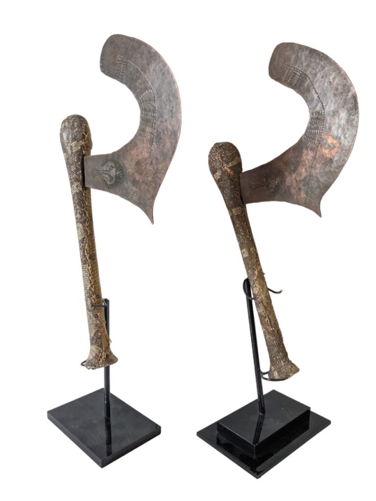 Lot de cinq armes : un couteau du Zaïre, deux haches Songye (Zaïre), un couteau…