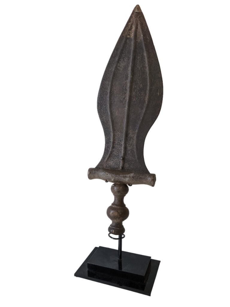 Lot de cinq armes : un couteau du Zaïre, deux haches Songye (Zaïre), un couteau…