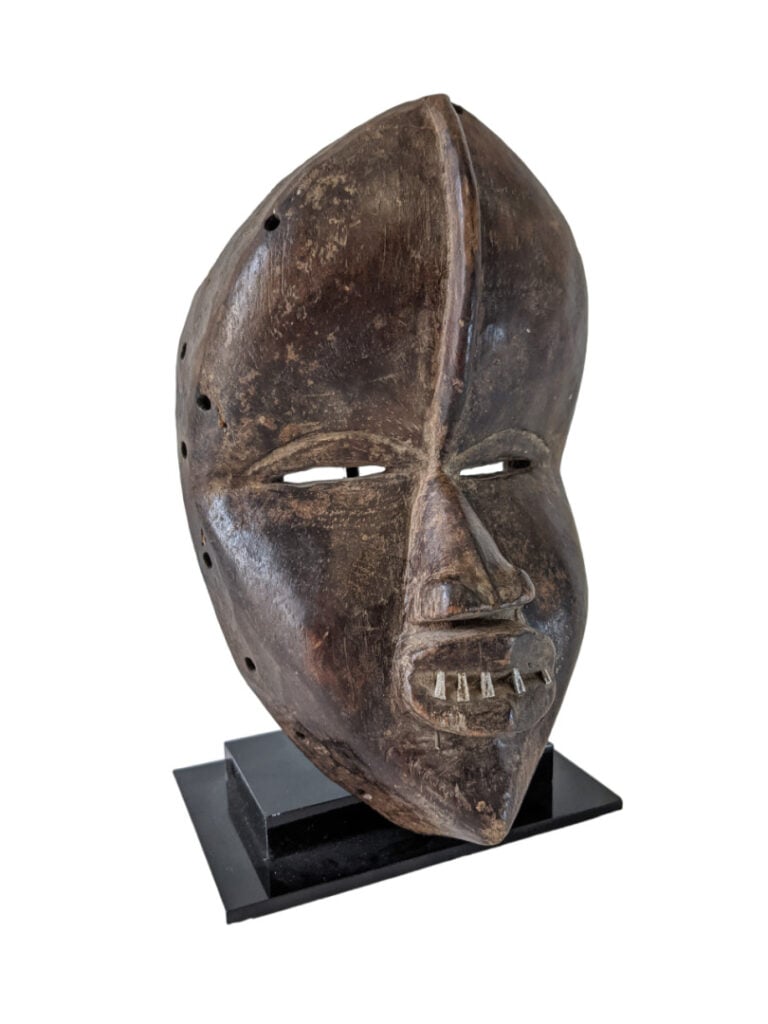 Lot de cinq masques : un masque miniature, deux petits masques passeport et tro…