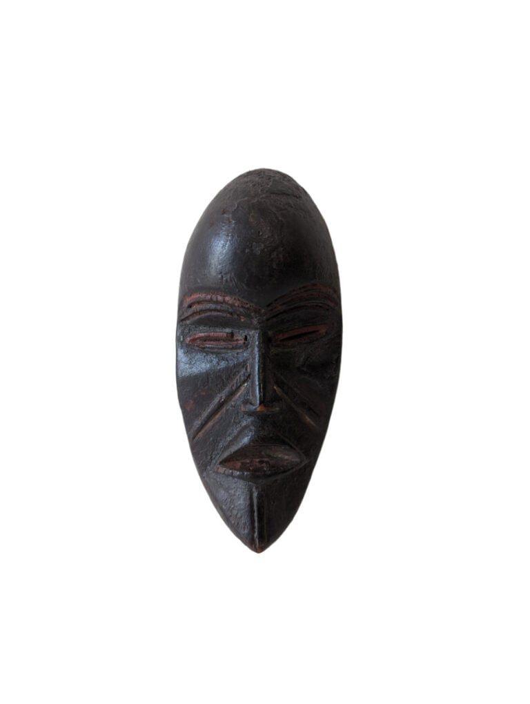 Lot de cinq masques : un masque miniature, deux petits masques passeport et tro…