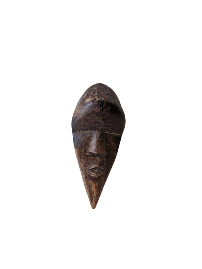 Lot de cinq masques : un masque miniature, deux petits masques passeport et tro…