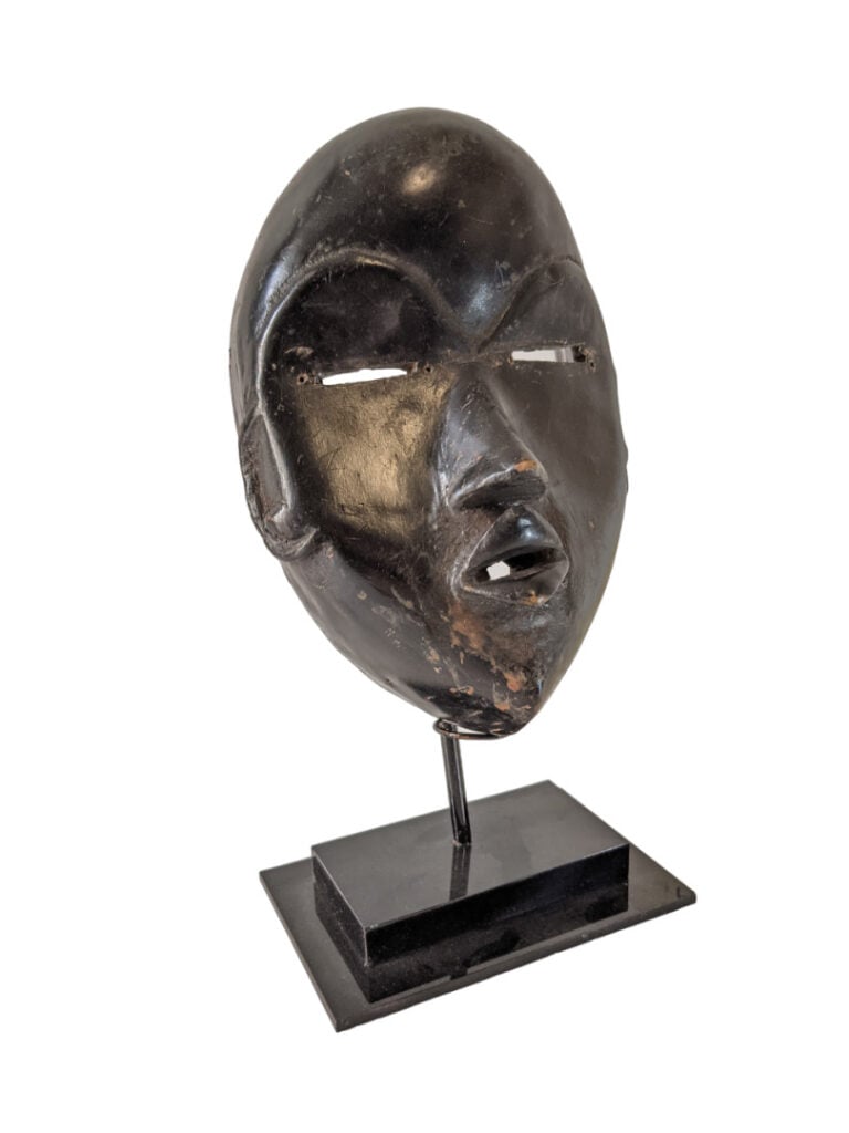 Lot de cinq masques : un masque miniature, deux petits masques passeport et tro…