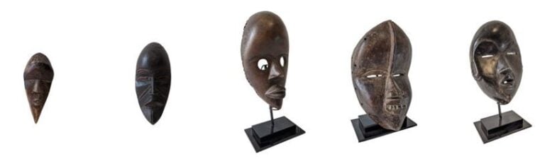 Lot de cinq masques : un masque miniature, deux petits masques passeport et tro…