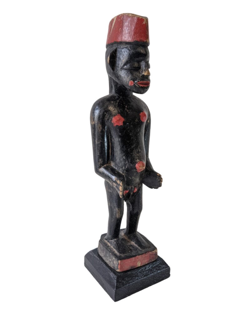 Lot de cinq objets : deux statues Fanti (Ghana) avec une patine blanche naturel…