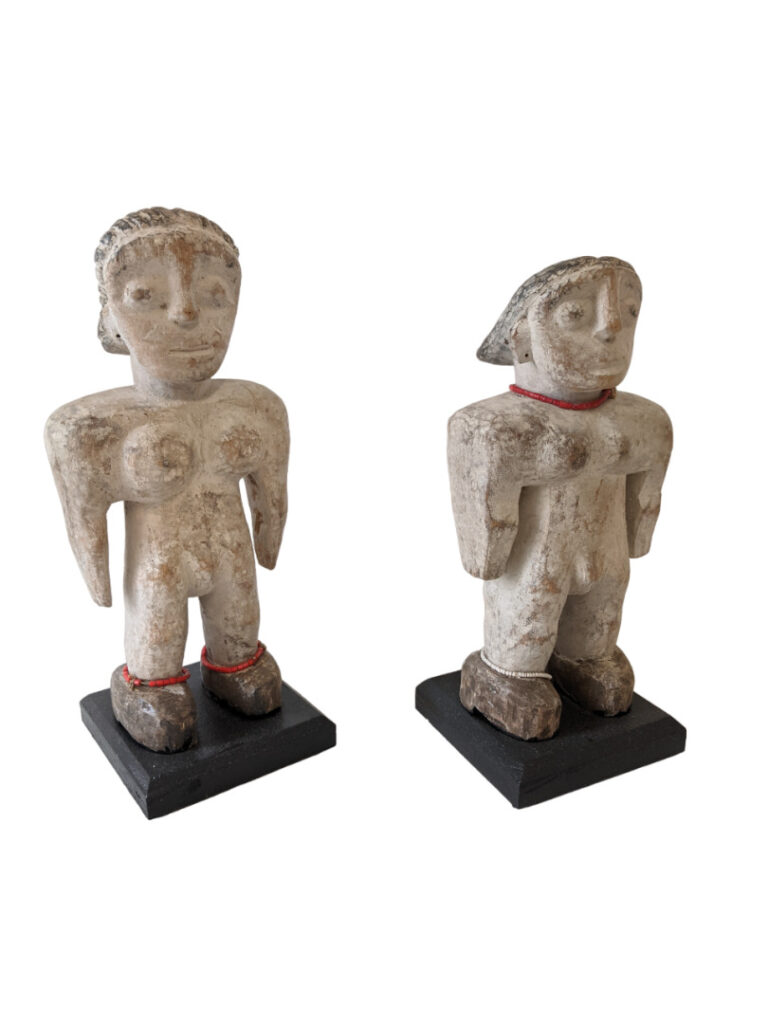 Lot de cinq objets : deux statues Fanti (Ghana) avec une patine blanche naturel…