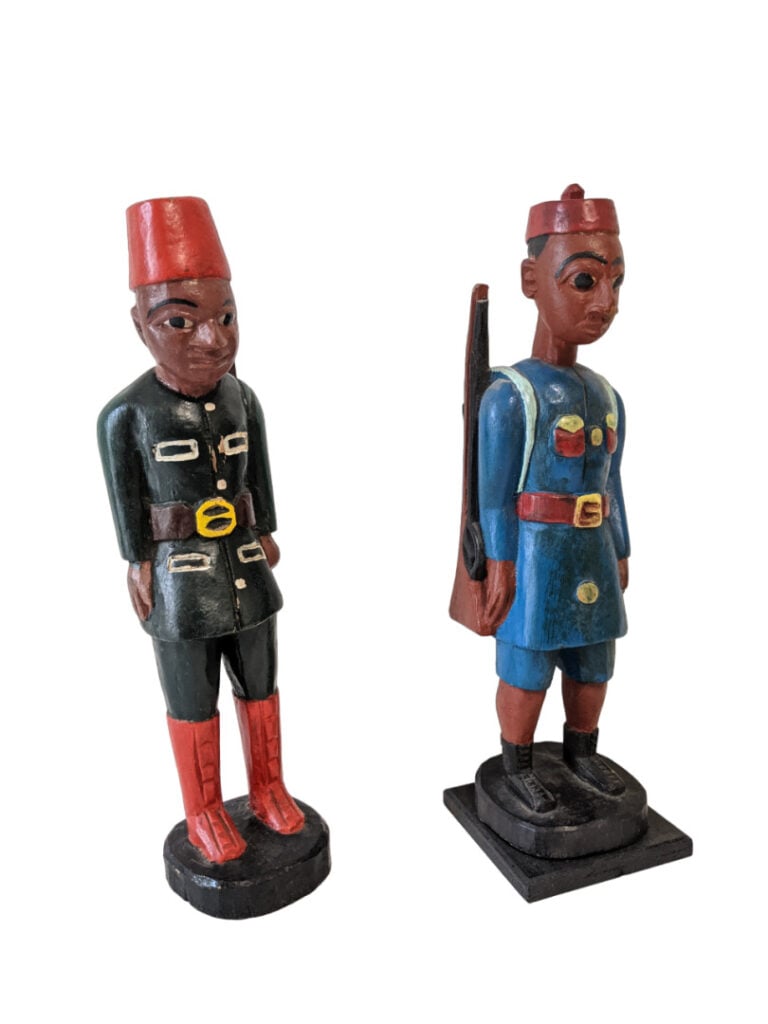 Lot de cinq objets : deux statues Fanti (Ghana) avec une patine blanche naturel…