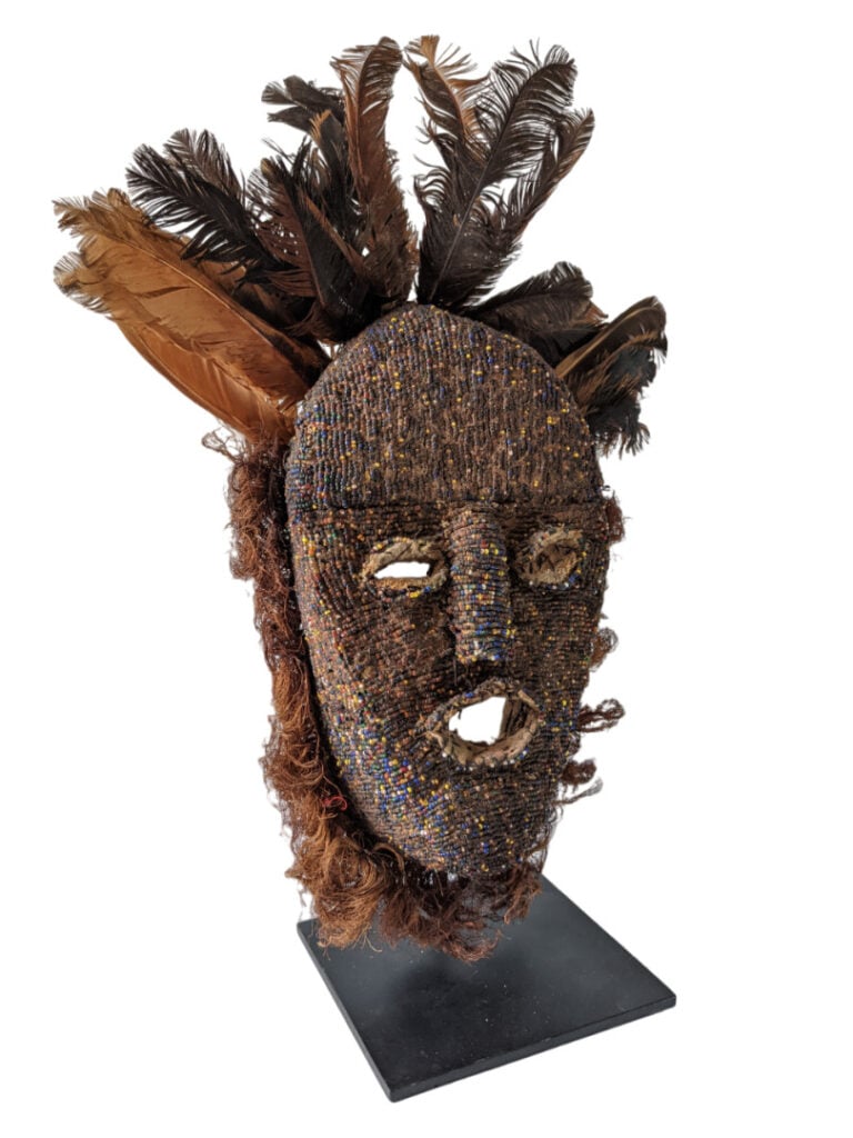 Lot de cinq objets : une statue Jukun (Nigéria) avec un reste de patine rouge e…