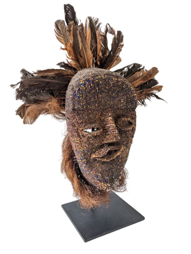 Lot de cinq objets : une statue Jukun (Nigéria) avec un reste de patine rouge e…