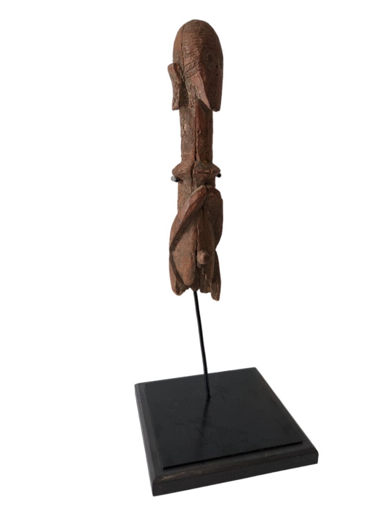 Lot de cinq objets : une statue Jukun (Nigéria) avec un reste de patine rouge e…