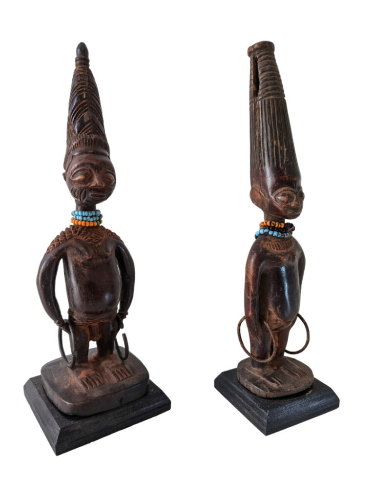 Lot de cinq objets : une statue Jukun (Nigéria) avec un reste de patine rouge e…