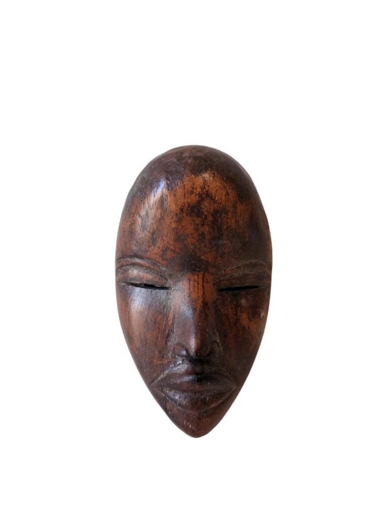 Lot de cinq objets : une statuette Baoulé (Côte d'Ivoire), une poulie de Côte d…