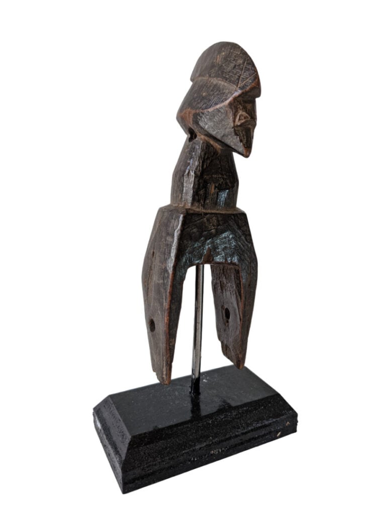 Lot de cinq objets : une statuette Baoulé (Côte d'Ivoire), une poulie de Côte d…