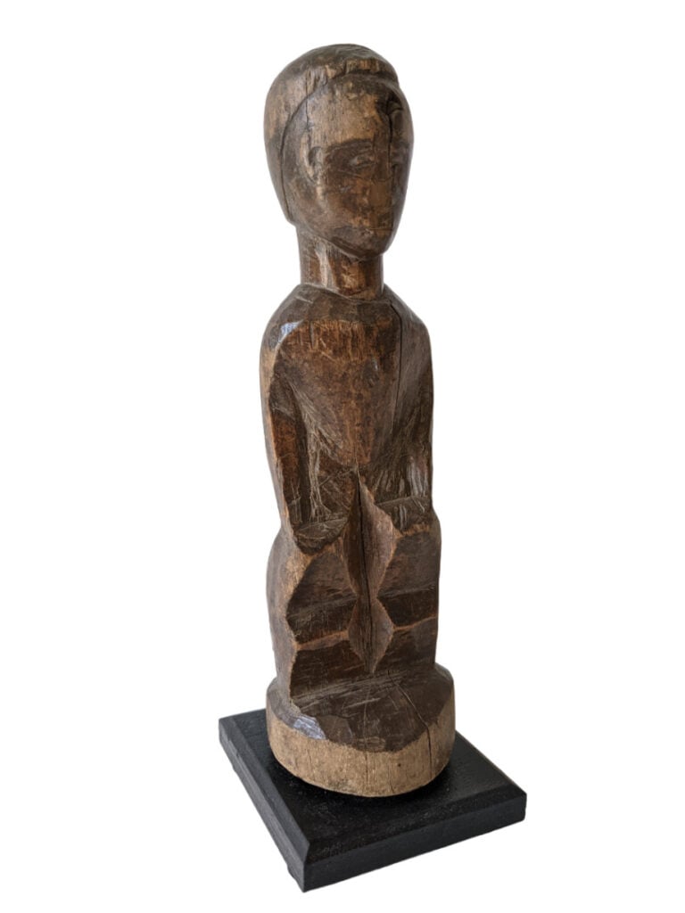 Lot de cinq objets : une statuette Baoulé (Côte d'Ivoire), une poulie de Côte d…