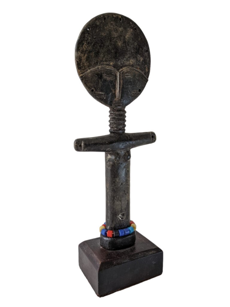 Lot de cinq objets : une statuette Baoulé (Côte d'Ivoire), une poulie de Côte d…