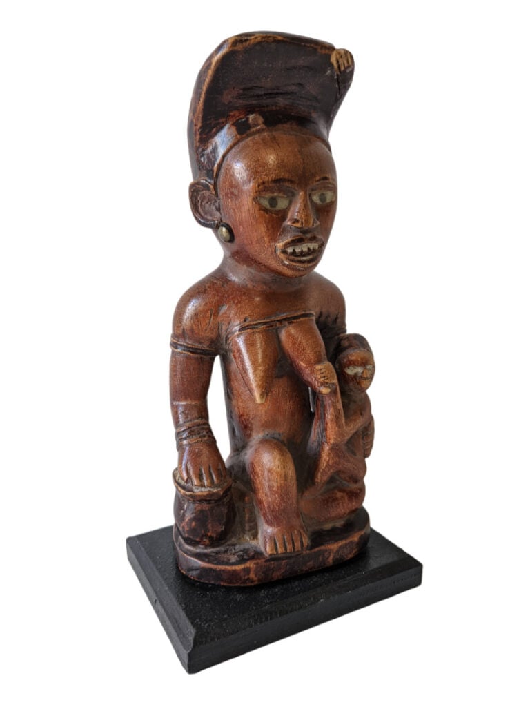 Lot de cinq objets : une statuette Baoulé (Côte d'Ivoire), une poulie de Côte d…