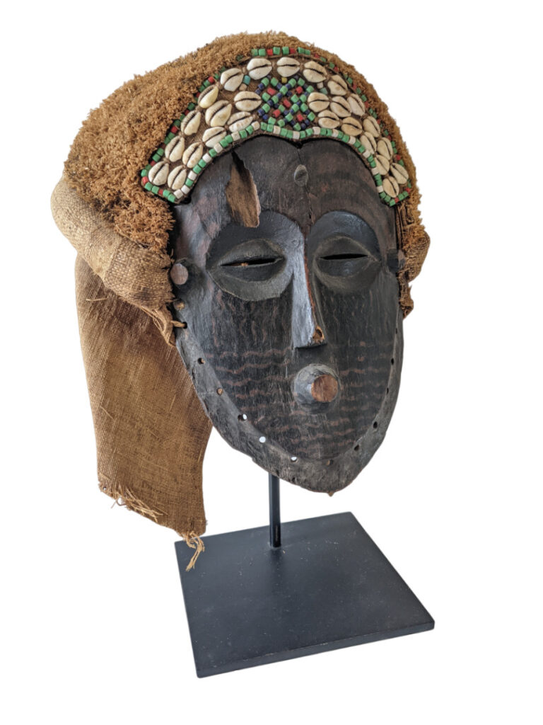 Lot de deux masques : un masque Kuba (République démocratique du Congo) et sa c…