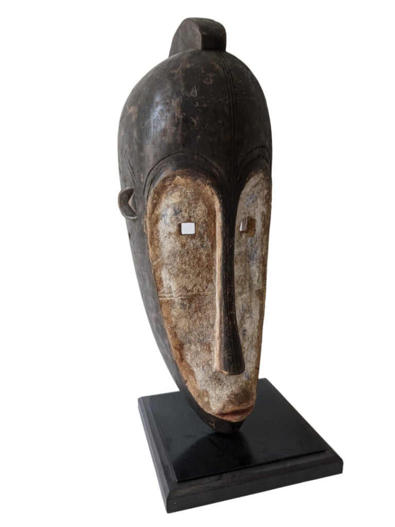 Lot de deux objets de style : un masque Yoruba (Nigéria) et un masque Fang (Gab…