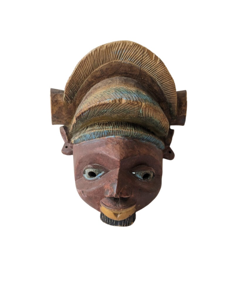 Lot de deux objets de style : un masque Yoruba (Nigéria) et un masque Fang (Gab…