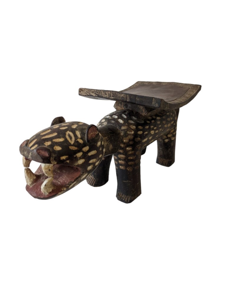 Lot de deux objets de style : un siège Ashanti (Ghana) et une statuette Lobi (B…