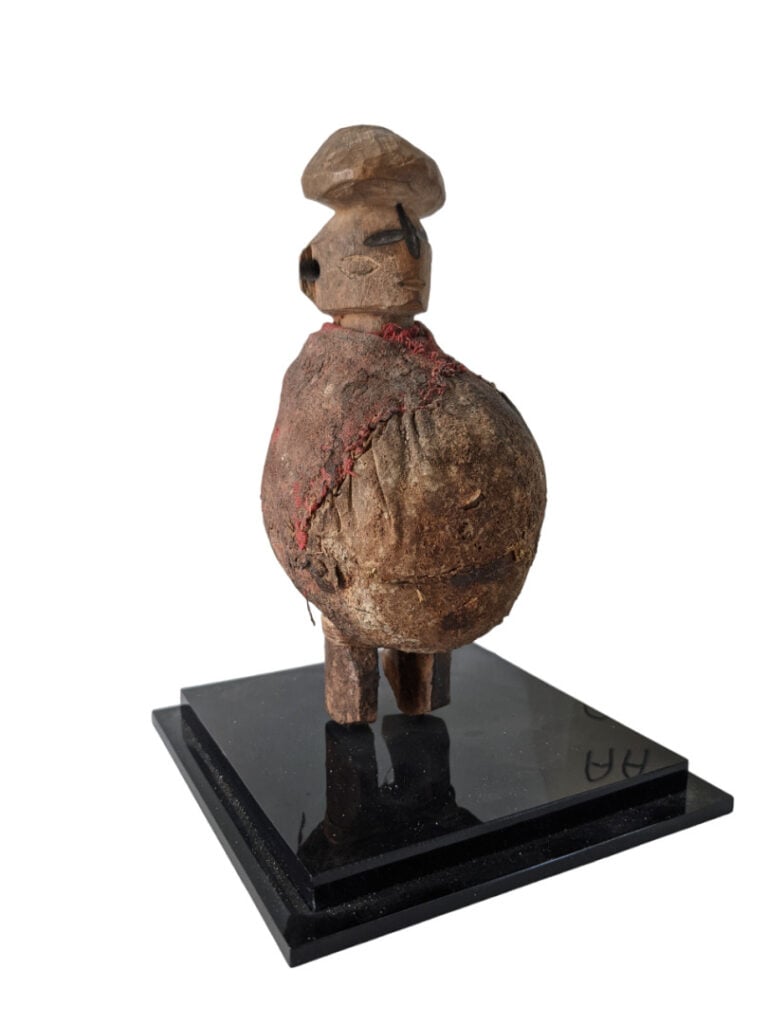 Lot de deux objets : un fétiche Fon (Bénin) décoré de coquillages et avec une p…