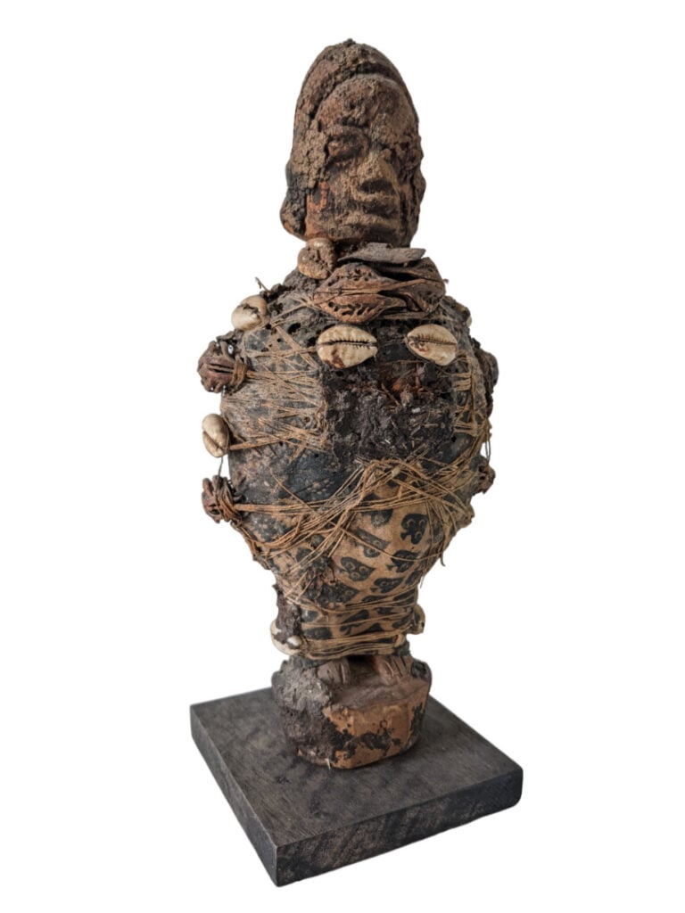 Lot de deux objets : un fétiche Fon (Bénin) décoré de coquillages et avec une p…