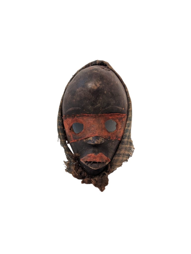 Lot de deux objets : un masque Dan (Côte d'Ivoire) et un bronze du Bénin oxydé.…